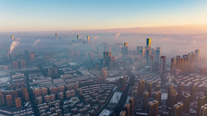 辽宁省沈阳市冬季清晨晨雾中的城市航拍延时