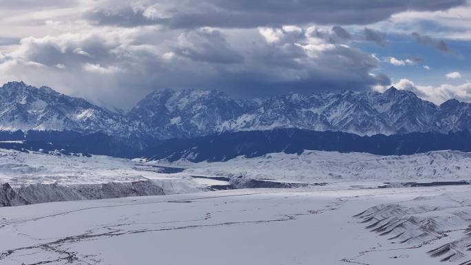 冬季新疆旅游天山阿勒泰安集海雪山峡谷雪原