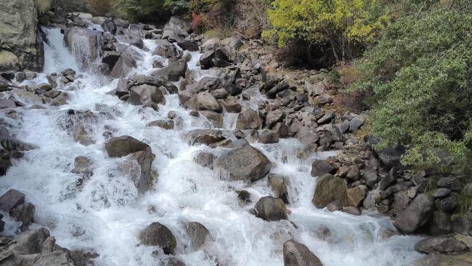 川藏线318雨季山上河流溪流喷涌而出