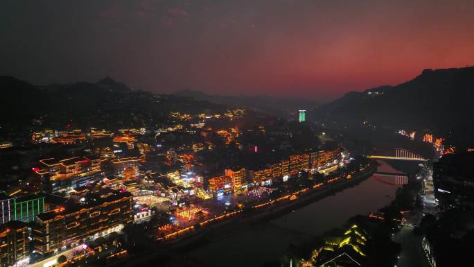 中国贵州省遵义市仁怀茅台镇夜幕降临时风景