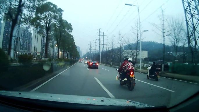 一堆情侣骑摩托车穿梭道路之间，车内视角