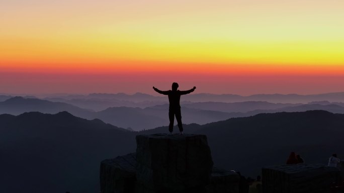 【4K】日出登山成功齐心协力攀登顶山