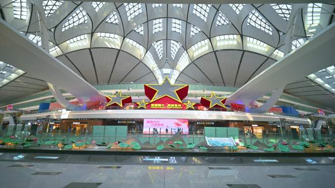 北京大兴国际机场航站楼内出行的旅客