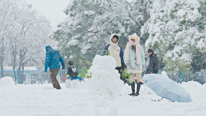 下雪积雪堆雪人大雪纷飞下雪升格镜头