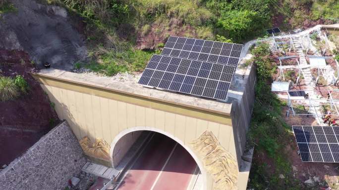 城开高速开州隧道光伏搭建