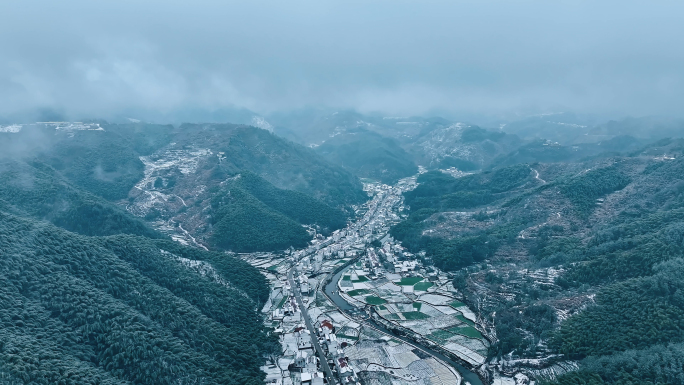 山区农村水库雪景航拍