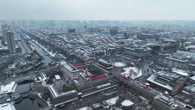 航拍陕西省西安市大雪中的西安永宁门古城墙