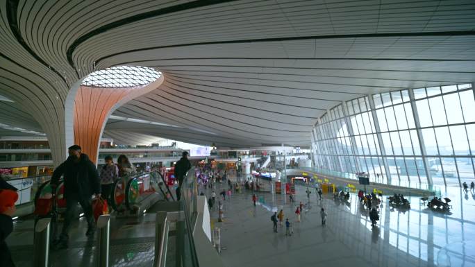 北京大兴国际机场航站楼内出行的旅客