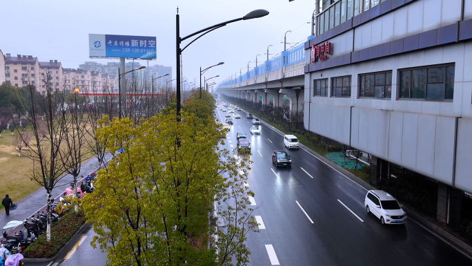 城市雨天道路行车