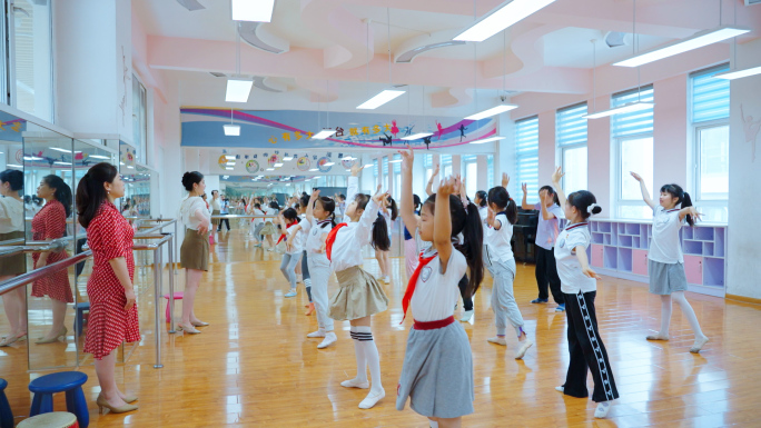 舞蹈老师指导学生舞蹈形体