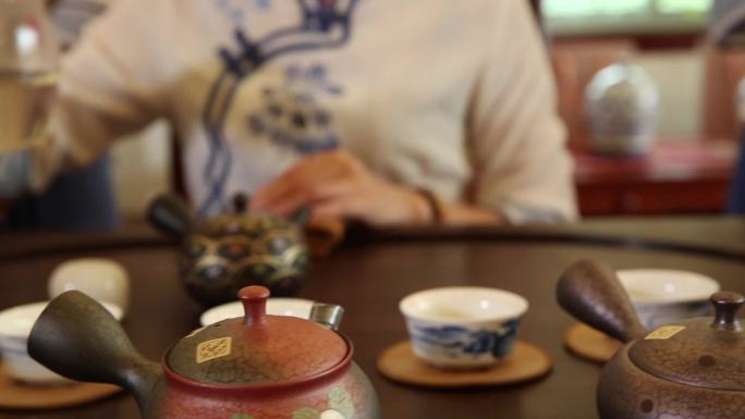 茶道 茶艺师在茶室里演示倒茶