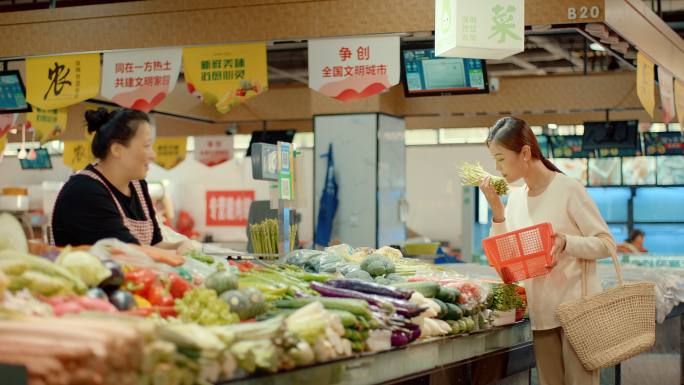 菜市场买菜家庭主妇生活购物购买蔬菜民生