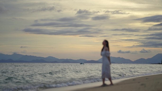 女生在海边散步