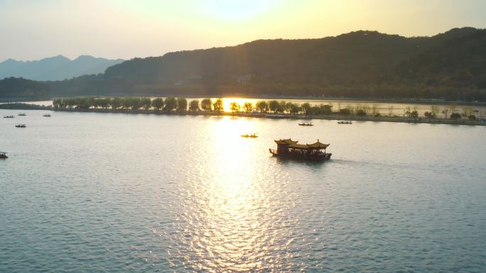 西湖夕阳下的西湖杭州西湖游船