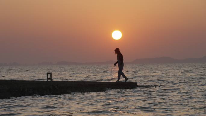 女生在武汉江夏梁子湖边游玩看日出风景旅拍