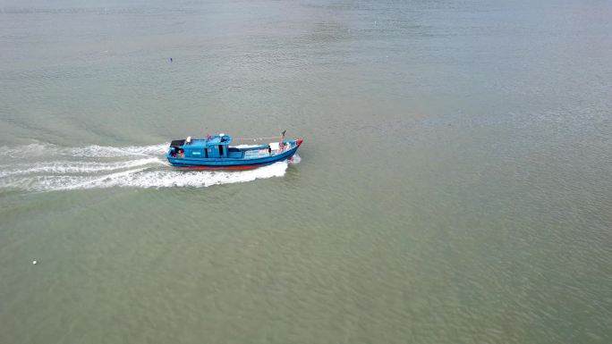 渔船 捕鱼 航行 南澳岛滨海风光航拍