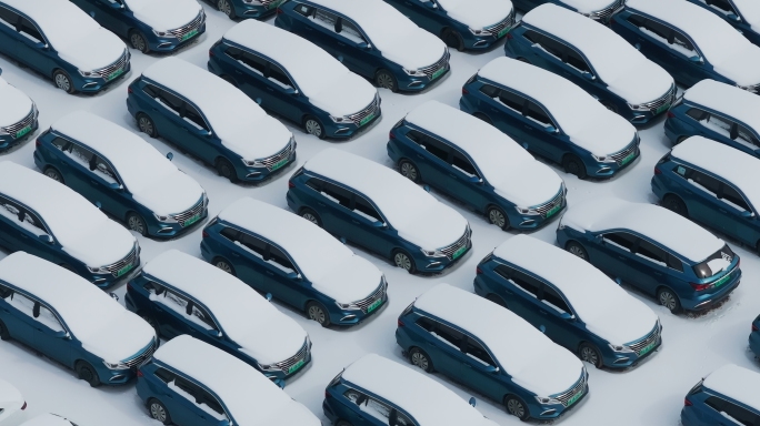航拍雪后郑州新能源汽车工厂停放的车辆