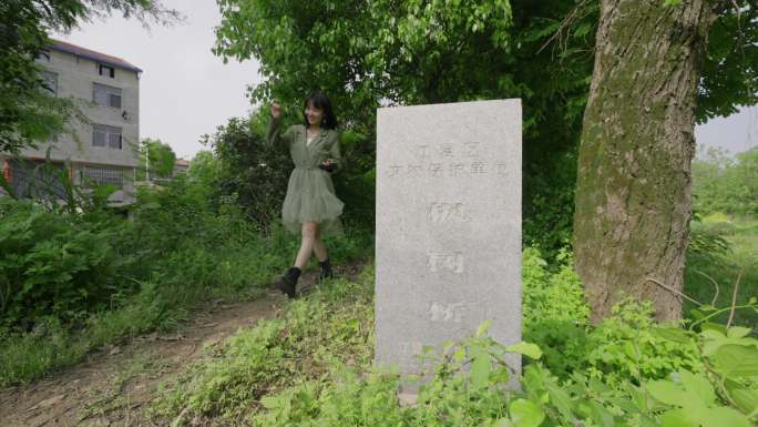 女生在武汉江夏枫树桥古桥古迹游玩风景旅拍