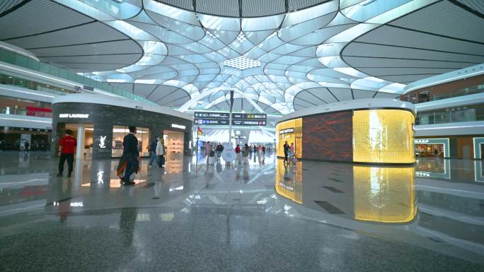 北京大兴国际机场航站楼内出行的旅客(5)