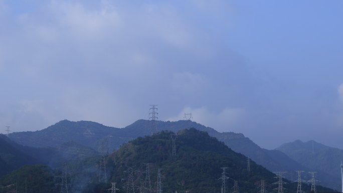 山峰上的国家电力铁塔延时电网
