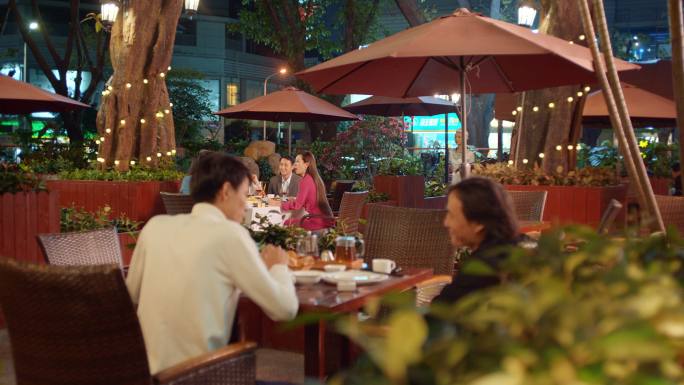 聚会美食干杯庆祝幸福生活美食街海鲜大餐