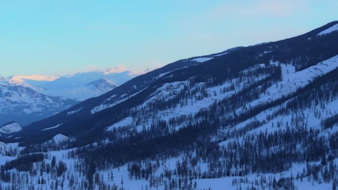 新疆阿勒泰冬季喀纳斯湖雪山水墨画雪景日出