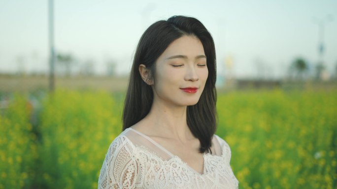 唯美小清新油菜花海里少女闻花香女孩