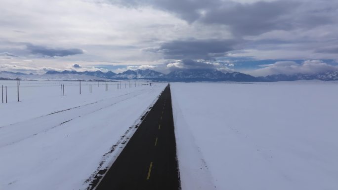 冬季新疆天山阿勒泰安集海雪山公路雪原云朵