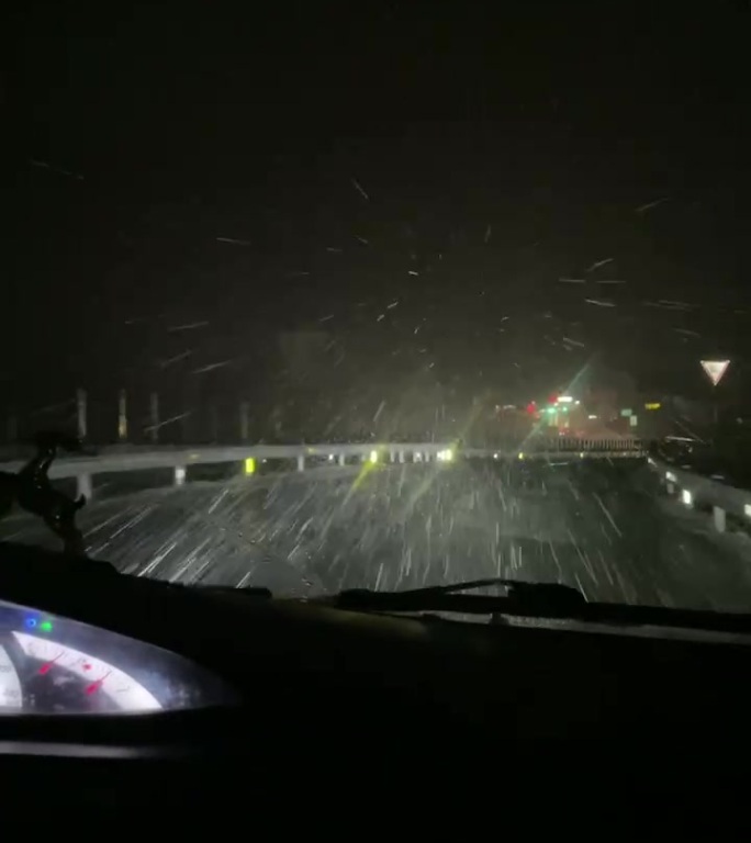 下雪天的高速公路