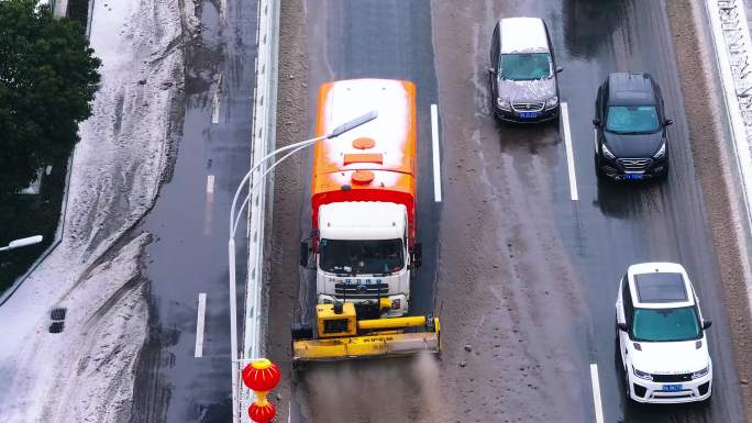 城市冻雨雪灾扫雪车清理高架积雪