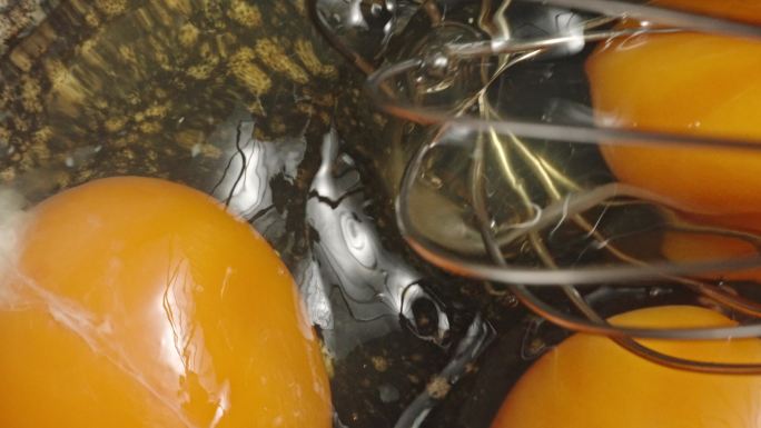 鸡蛋蛋黄倒入碗中打蛋慢动作特写