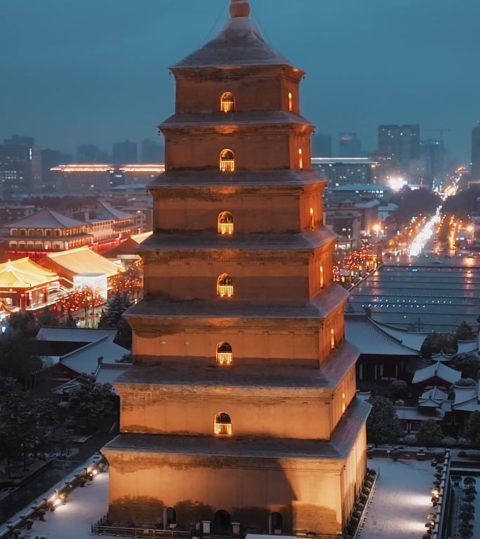 航拍西安大雁塔冬季雪天夜景