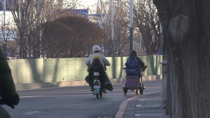 城市冬天交通早晨骑行拥堵车流街景忙碌人们