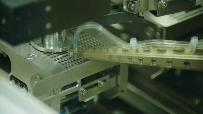 芯片生产LED芯片制造固晶过程特写