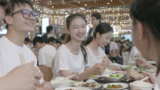 学校饭堂打饭用餐吃饭员工食堂安全营养餐