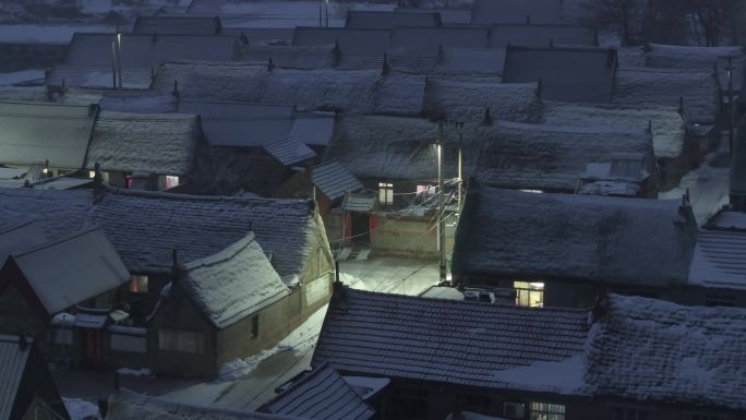 航拍山东荣成俚岛东崮村海草房夜晚雪景