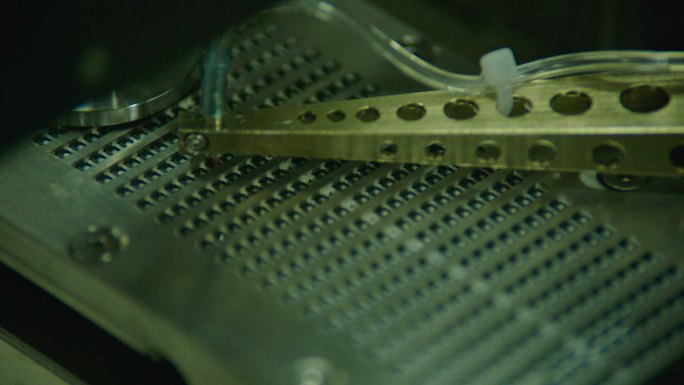 芯片生产LED芯片制造固晶过程特写