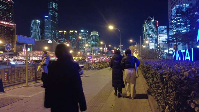 北京夜景长安街火树银花行人国贸地铁口回家
