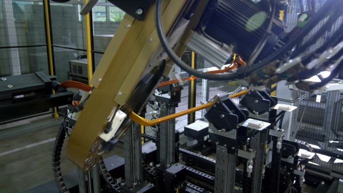 工业科技智能车间绕线机器人