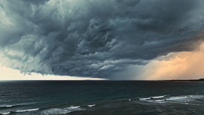 航拍海上暴风雨强对流积雨云