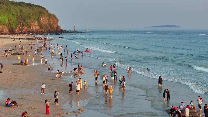 广西北海涠洲岛阳光海浪沙滩休闲旅游