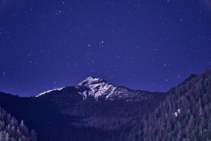 四姑娘山镇雪山星空延时摄影