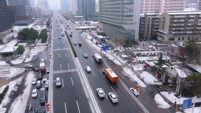 城市冻雨雪灾环卫工扫雪抗灾