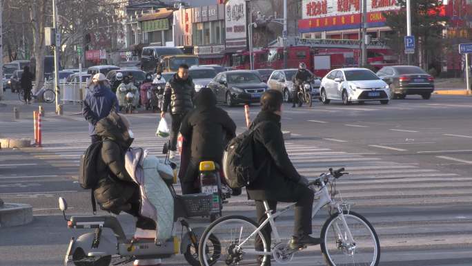 冬天城市人文市井骑行行人过马路人流晚高峰