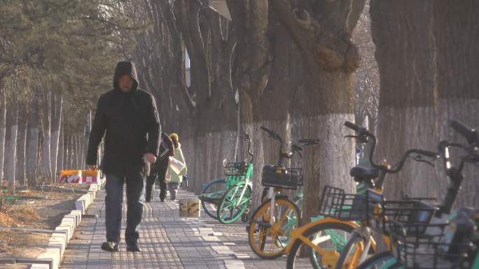 城市早高峰车流车辆慢行骑电瓶车行人上班