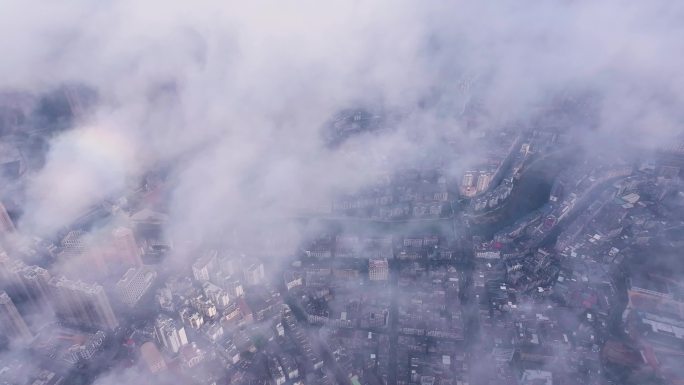 航拍城市河流云海下云雾缭绕街道楼房交通