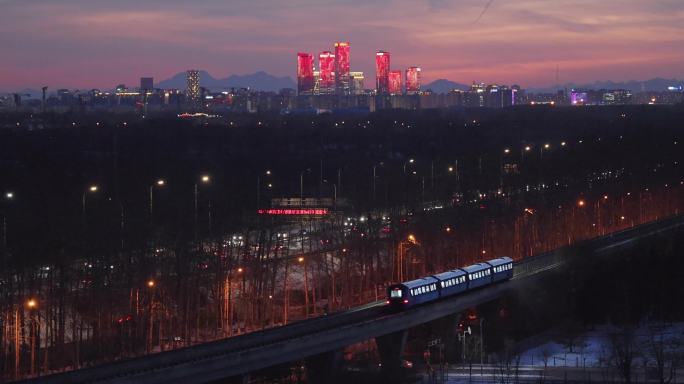 高清实拍夕阳中北京望京和机场快线同框视频