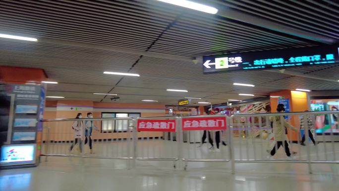 上海城市地铁乘客人流视频素材90