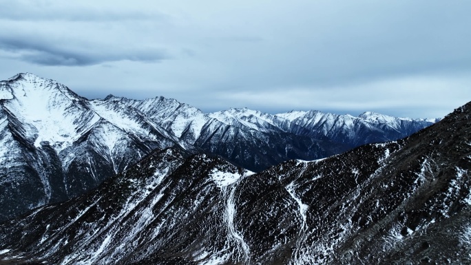 四姑娘雪山景区航拍