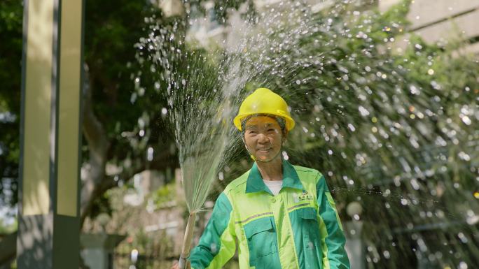 浇花环卫工人公园维护养护绿植